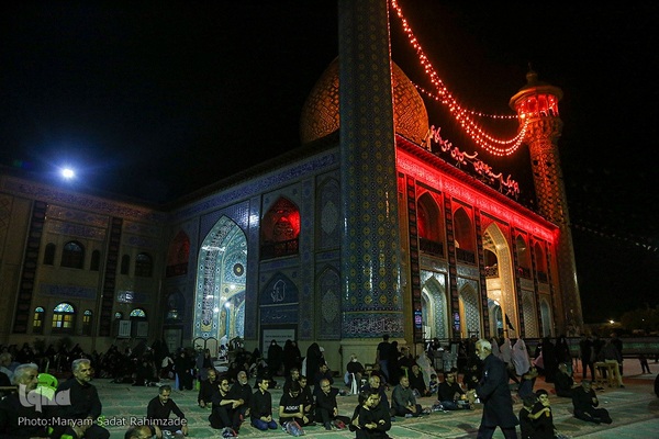 حرم مطهر سیدعلاءالدین حسین(ع) در شب عاشورا