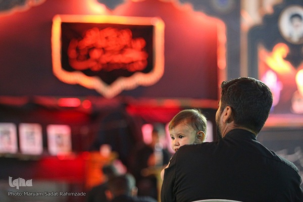 حرم مطهر سیدعلاءالدین حسین(ع) در شب عاشورا