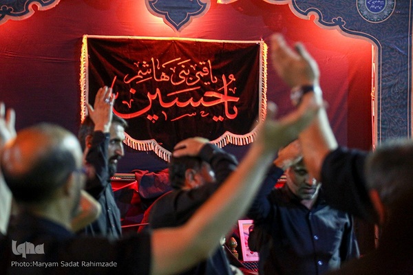 حرم مطهر سیدعلاءالدین حسین(ع) در شب عاشورا