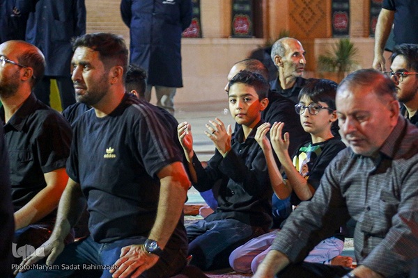 حرم مطهر سیدعلاءالدین حسین(ع) در شب عاشورا