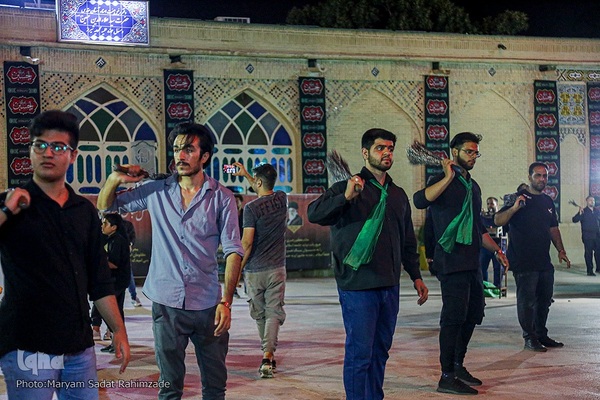 حرم مطهر سیدعلاءالدین حسین(ع) در شب عاشورا