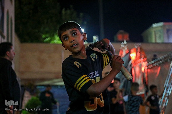 حرم مطهر سیدعلاءالدین حسین(ع) در شب عاشورا