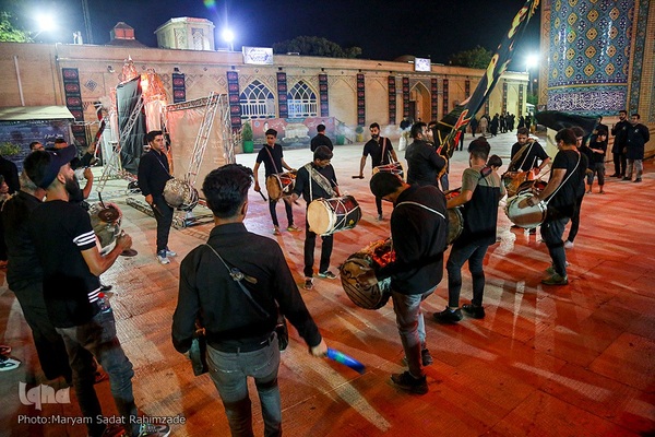 حرم مطهر سیدعلاءالدین حسین(ع) در شب عاشورا
