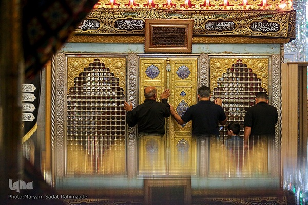 حرم مطهر سیدعلاءالدین حسین(ع) در شب عاشورا