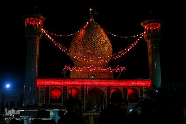 حرم مطهر سیدعلاءالدین حسین(ع) در شب عاشورا