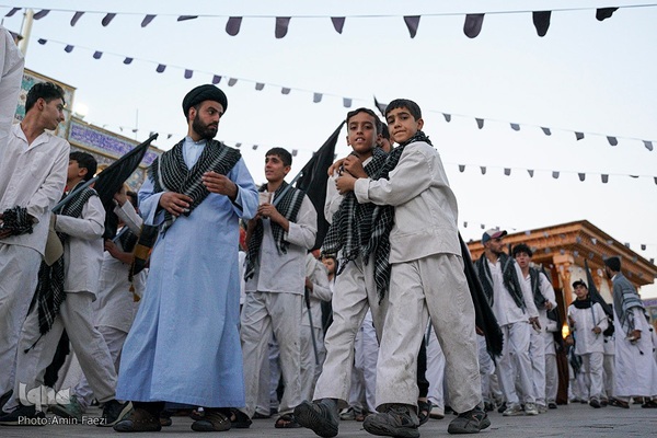تشرف کاروان پیاده زیارتی حضرت شاهچراغ(ع) شهرستان فیروزآباد به حرم مطهر