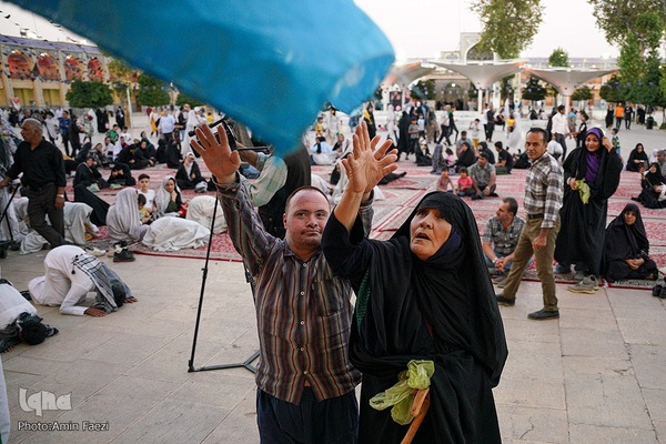 تشرف کاروان پیاده زیارتی حضرت شاهچراغ(ع) شهرستان فیروزآباد به حرم مطهر