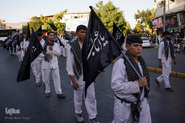 تشرف کاروان پیاده زیارتی حضرت شاهچراغ(ع) شهرستان فیروزآباد به حرم مطهر