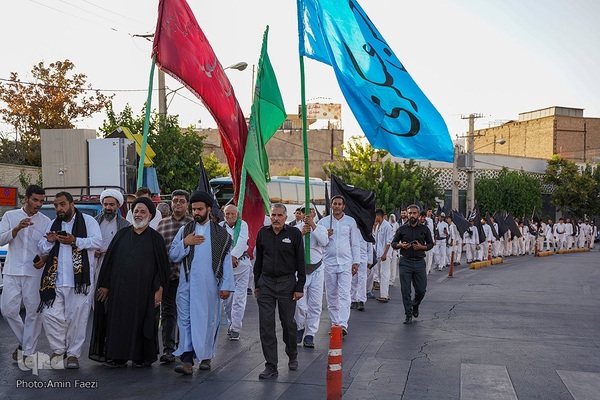 تشرف کاروان پیاده زیارتی حضرت شاهچراغ(ع) شهرستان فیروزآباد به حرم مطهر