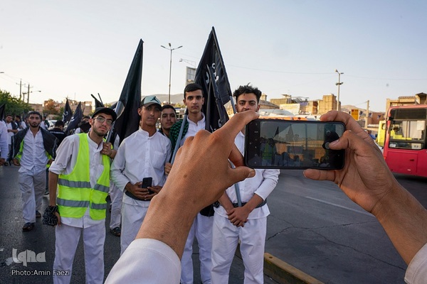 تشرف کاروان پیاده زیارتی حضرت شاهچراغ(ع) شهرستان فیروزآباد به حرم مطهر