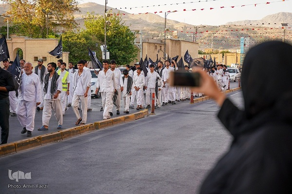 تشرف کاروان پیاده زیارتی حضرت شاهچراغ(ع) شهرستان فیروزآباد به حرم مطهر