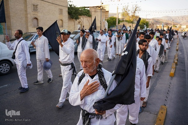 تشرف کاروان پیاده زیارتی حضرت شاهچراغ(ع) شهرستان فیروزآباد به حرم مطهر