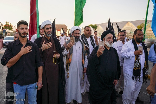 تشرف کاروان پیاده زیارتی حضرت شاهچراغ(ع) شهرستان فیروزآباد به حرم مطهر