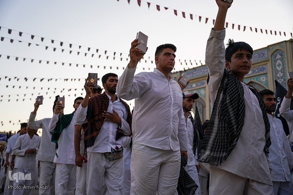 تشرف کاروان پیاده زیارتی حضرت شاهچراغ(ع) شهرستان فیروزآباد به حرم مطهر