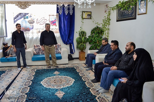 دیدار رئیس جهاددانشگاهی فارس با خانواده شهید حادثه حرم شاهچراغ(ع)