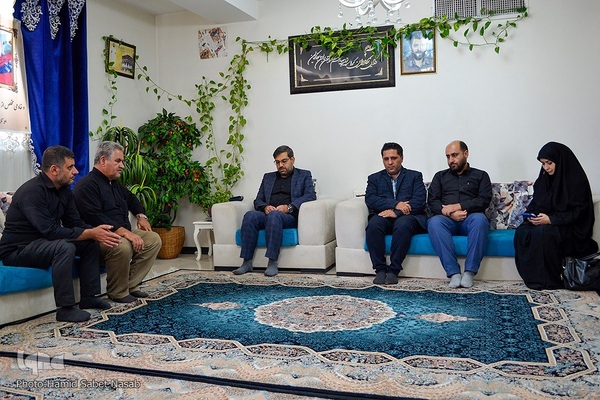 دیدار رئیس جهاددانشگاهی فارس با خانواده شهید حادثه حرم شاهچراغ(ع)
