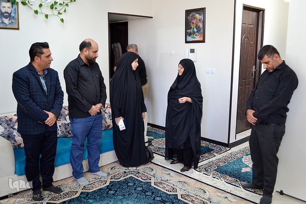 دیدار رئیس جهاددانشگاهی فارس با خانواده شهید حادثه حرم شاهچراغ(ع)