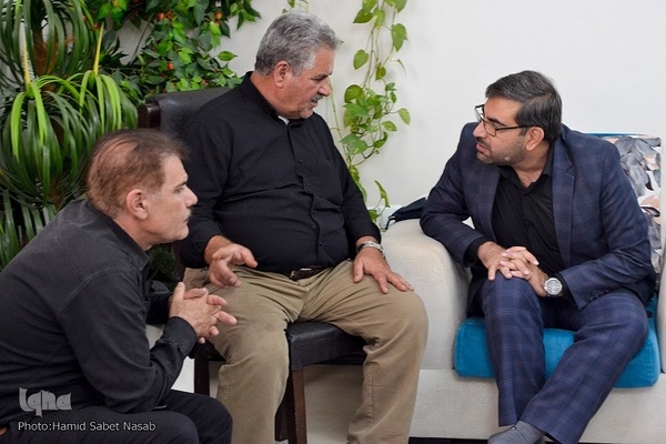 دیدار رئیس جهاددانشگاهی فارس با خانواده شهید حادثه حرم شاهچراغ(ع)