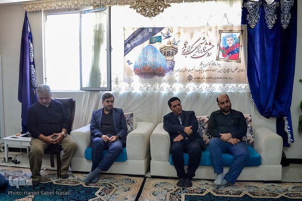 دیدار رئیس جهاددانشگاهی فارس با خانواده شهید حادثه حرم شاهچراغ(ع)