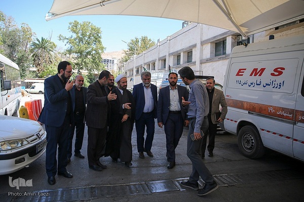 عیادت تولیت آستان حرم شاهچراغ(ع) از مجروحان حادثه تروریسی این حرم مطهر