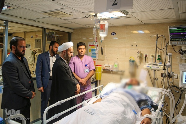 عیادت تولیت آستان حرم شاهچراغ(ع) از مجروحان حادثه تروریسی این حرم مطهر