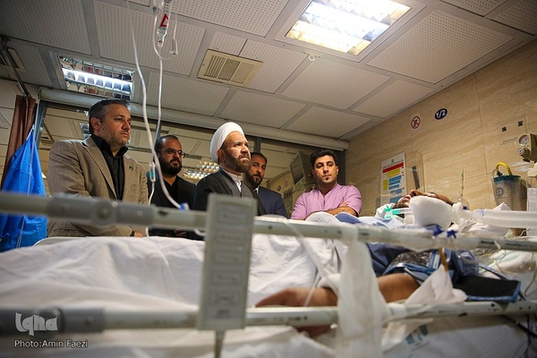 عیادت تولیت آستان حرم شاهچراغ(ع) از مجروحان حادثه تروریسی این حرم مطهر