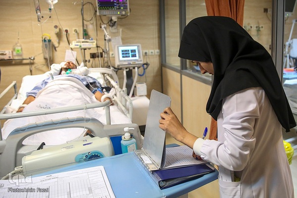 عیادت تولیت آستان حرم شاهچراغ(ع) از مجروحان حادثه تروریسی این حرم مطهر