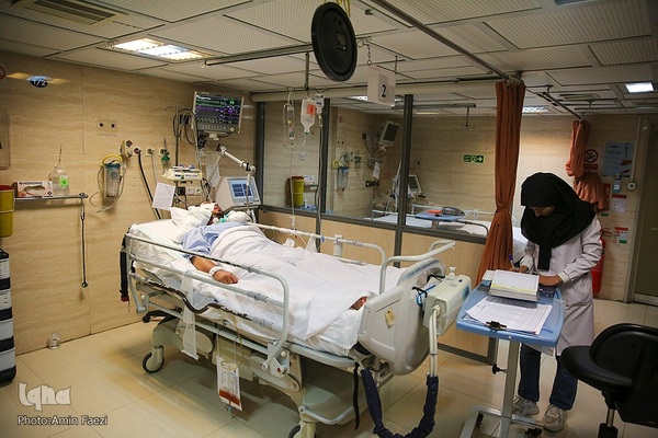 عیادت تولیت آستان حرم شاهچراغ(ع) از مجروحان حادثه تروریسی این حرم مطهر