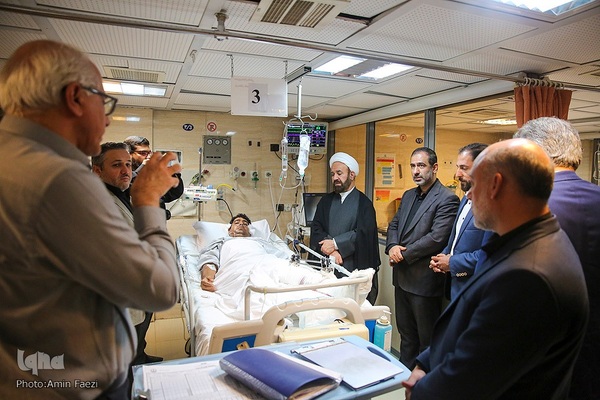 عیادت تولیت آستان حرم شاهچراغ(ع) از مجروحان حادثه تروریسی این حرم مطهر