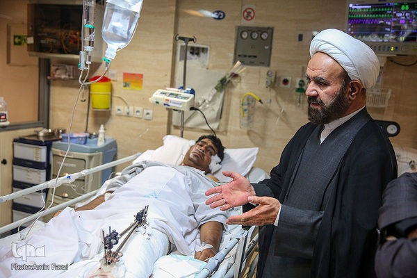 عیادت تولیت آستان حرم شاهچراغ(ع) از مجروحان حادثه تروریسی این حرم مطهر