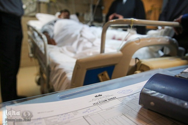 عیادت تولیت آستان حرم شاهچراغ(ع) از مجروحان حادثه تروریسی این حرم مطهر