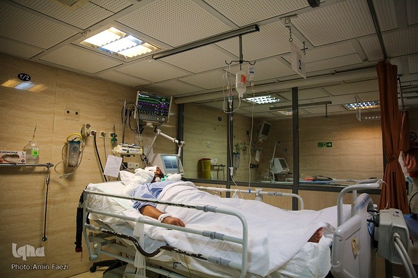 عیادت تولیت آستان حرم شاهچراغ(ع) از مجروحان حادثه تروریسی این حرم مطهر