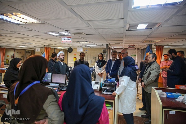 عیادت تولیت آستان حرم شاهچراغ(ع) از مجروحان حادثه تروریسی این حرم مطهر