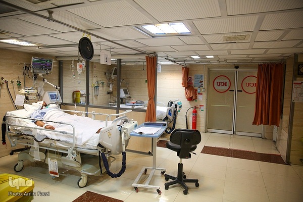 عیادت تولیت آستان حرم شاهچراغ(ع) از مجروحان حادثه تروریسی این حرم مطهر