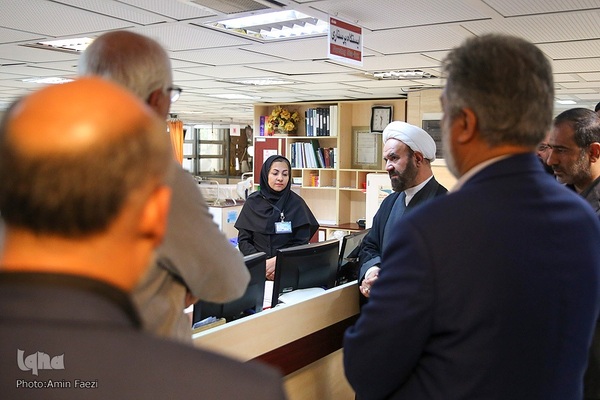 عیادت تولیت آستان حرم شاهچراغ(ع) از مجروحان حادثه تروریسی این حرم مطهر