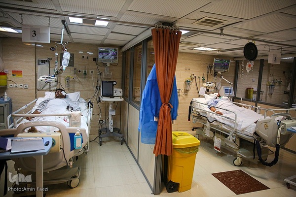 عیادت تولیت آستان حرم شاهچراغ(ع) از مجروحان حادثه تروریسی این حرم مطهر