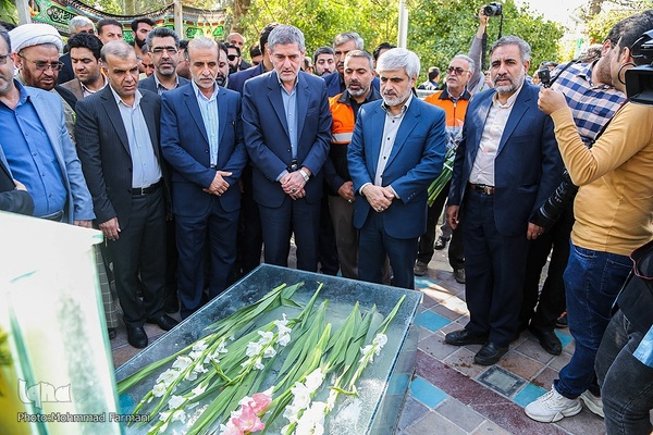 گلباران قبور شهدا به مناسبت آغاز هفته دولت