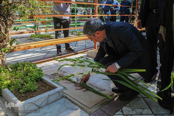 گلباران قبور شهدا به مناسبت آغاز هفته دولت