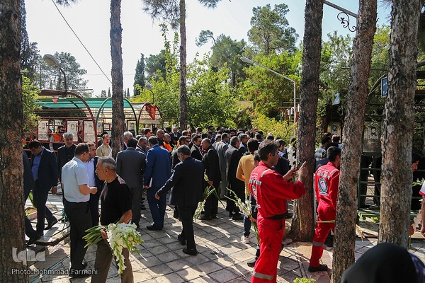 گلباران قبور شهدا به مناسبت آغاز هفته دولت