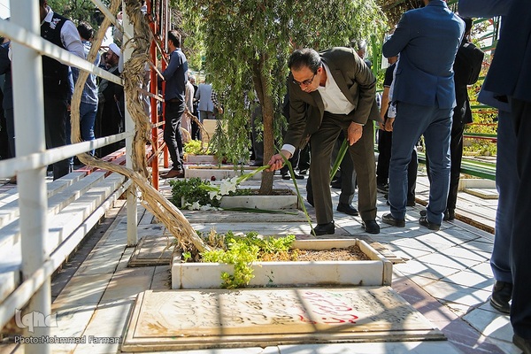 گلباران قبور شهدا به مناسبت آغاز هفته دولت