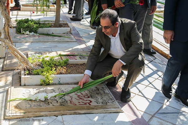 گلباران قبور شهدا به مناسبت آغاز هفته دولت