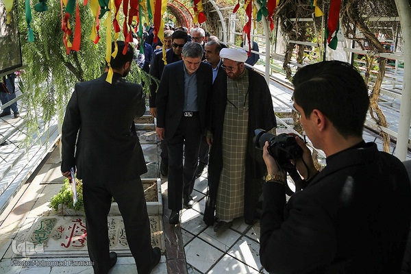 گلباران قبور شهدا به مناسبت آغاز هفته دولت