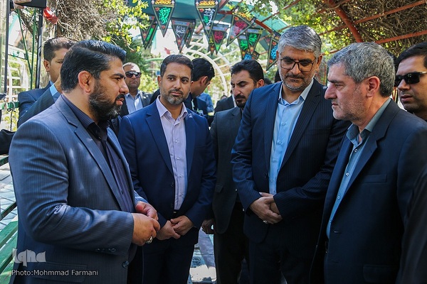 گلباران قبور شهدا به مناسبت آغاز هفته دولت