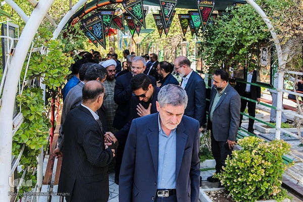 گلباران قبور شهدا به مناسبت آغاز هفته دولت