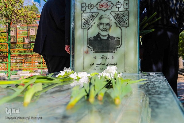 گلباران قبور شهدا به مناسبت آغاز هفته دولت