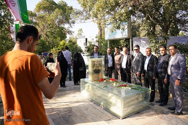 گلباران قبور شهدا‎