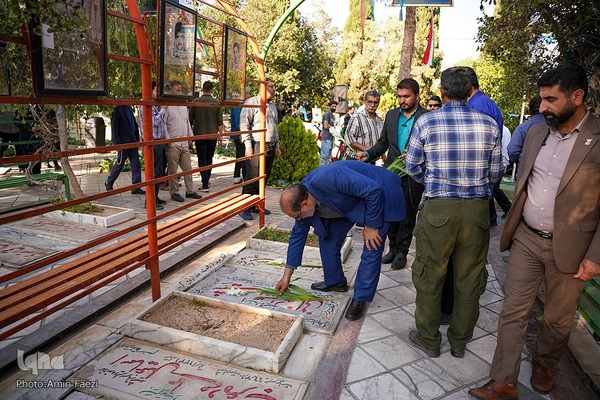 گلباران قبور شهدا‎