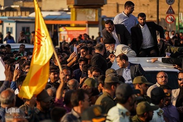 حضور رئیس جمهور در شاهچراغ و دیدار با خانواده شهدا