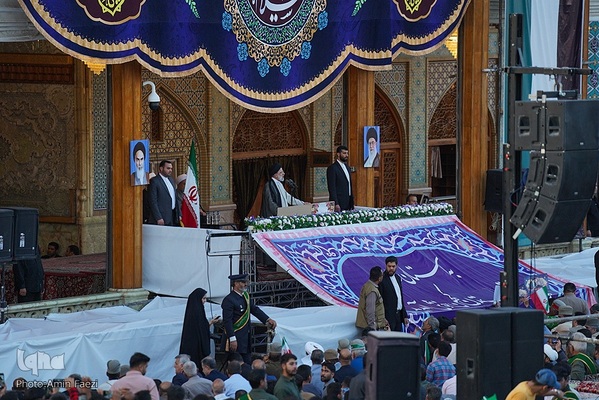 حضور رئیس جمهور در شاهچراغ و دیدار با خانواده شهدا