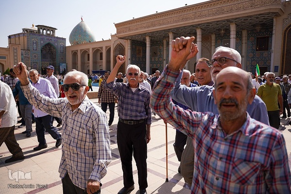راهپیمایی مردم شیراز به شکرانه حماسه‌ مقاومت